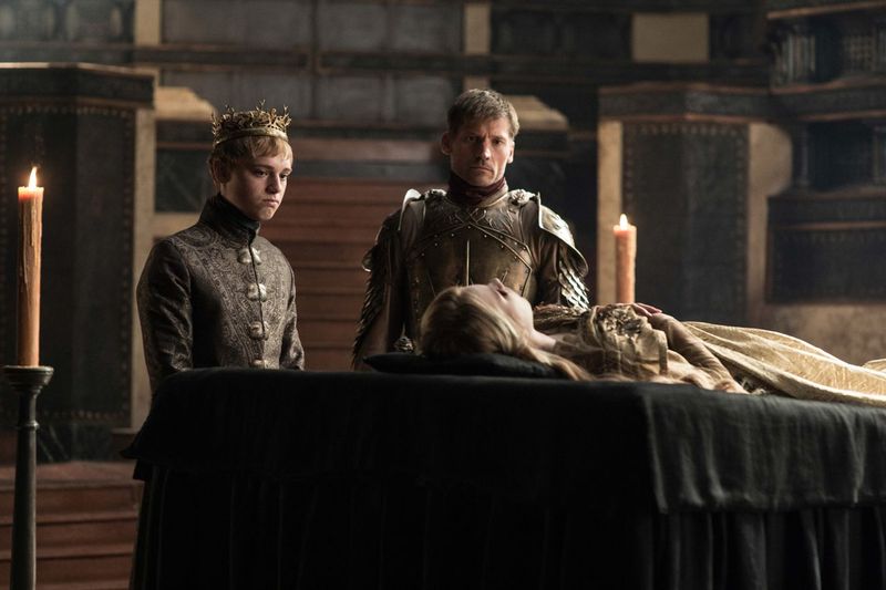 Il trono di spade: Tommen e Jaime accanto al corpo di Myrcella nell'episodio Home
