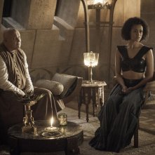 Il trono di spade: Conleth Hill e Nathalie Emmanuel in una foto di Home