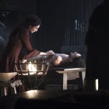 Il trono di spade: Melisandre accanto al corpo di Jon Snow in Home