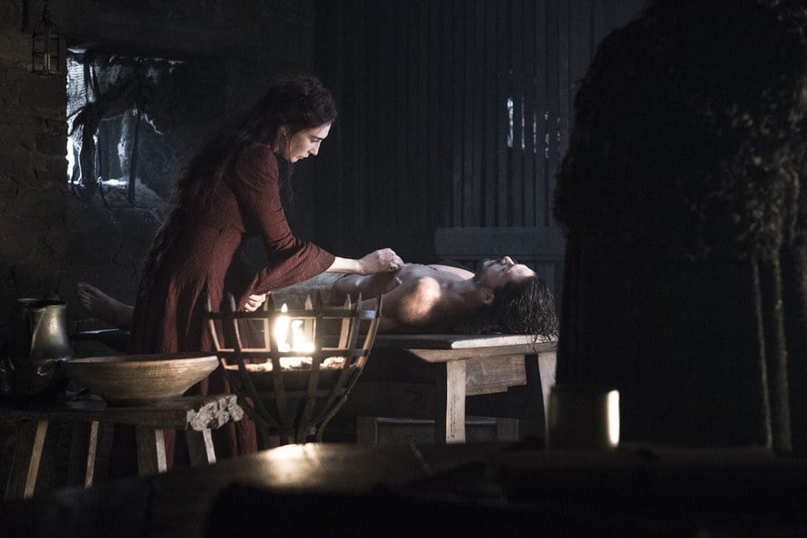 Il trono di spade: Melisandre accanto al corpo di Jon Snow in Home