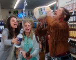Bad Moms: Mila Kunis e Kristen Bell mamme cattive nel promo uncensored