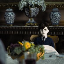 The Boy, il bambolotto Brahms in una scena del film