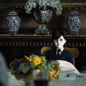 The Boy, il bambolotto Brahms in una scena del film