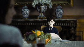 The Boy, il bambolotto Brahms in una scena del film