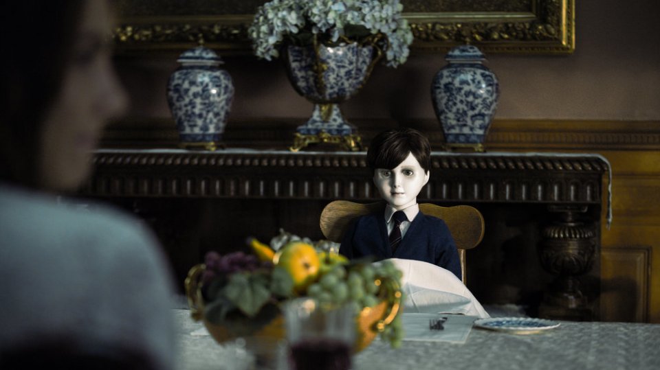 The Boy, il bambolotto Brahms in una scena del film