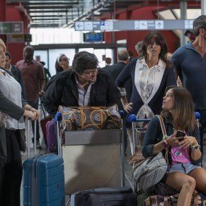 Miami Beach: Neva Leoni e Ricky Memphis all'aereoporto in una scena del film
