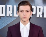 Tom Holland riceve lo spider-omaggio di un giovane fan sul set italiano di The Odyssey