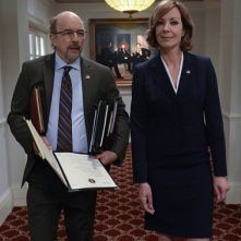 West Wing: Richard Schiff e Allison Janney in una foto della serie