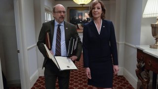 West Wing: Richard Schiff e Allison Janney in una foto della serie