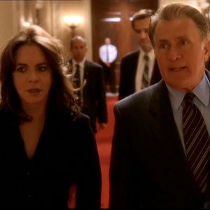 West Wing: Stockard Channing e Martin Sheen in una foto della serie