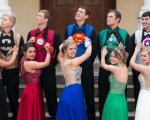 Al ballo di fine anno con i supereroi, la trovata in un liceo USA
