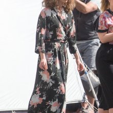 Allied: Lizzy Caplan in vestaglia si prepara a girare