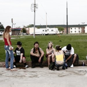 American Honey: Sasha Lane e Shia LaBeouf in una scena di gruppo