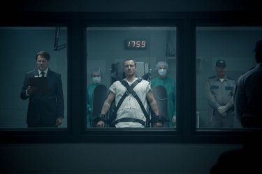 Assassin's Creed: Michael Fassbender legato visto attraverso una finestra