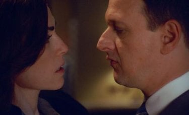 The Good Wife: Julianna Margulies e Josh Charles nell'episodio End