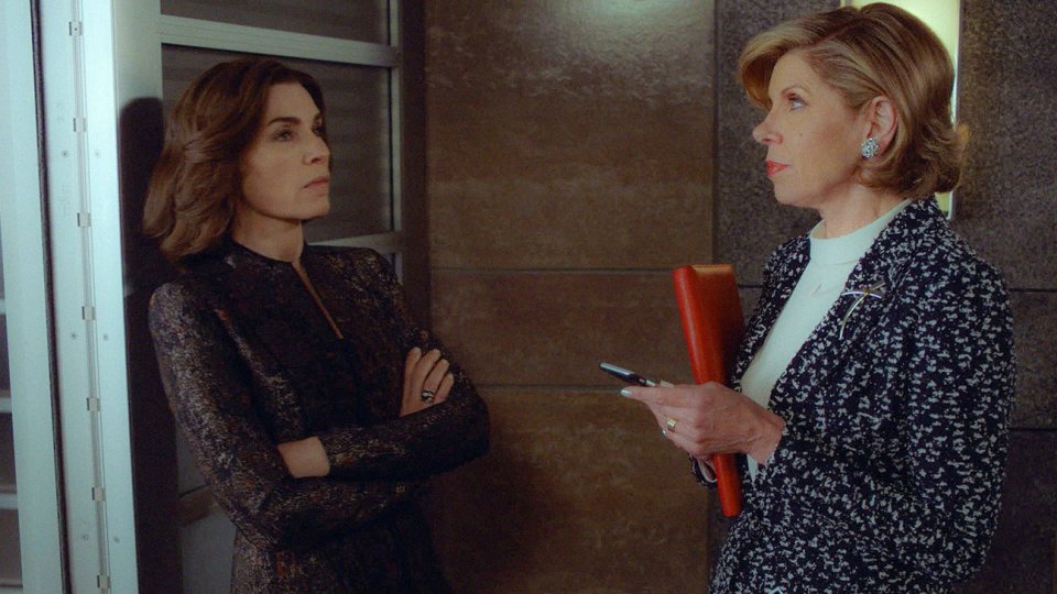 The Good Wife: Julianna Margulies e Christine Baranski nell'episodio End