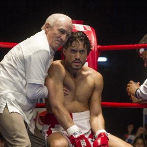Hands of Stone: Edgar Ramirez e Robert De Niro in una scena del film