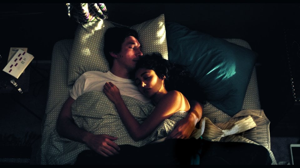 Paterson: Adam Driver e Golshifteh Farahani stesi a letto in una scena