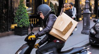 Personal Shopper: Kristen Stewart in motorino in una scena del film