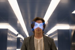 X-Men: Apocalisse - James McAvoy con un'espressione decisa in una scena del film