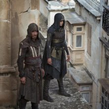 Assassin's Creed: Michael Fassbender e Aria Labed sui tetti della città