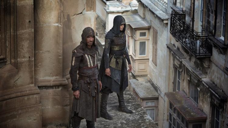 Assassin's Creed: Michael Fassbender e Aria Labed sui tetti della città