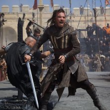 Assassin's Creed: Michael Fassbender scatenato in battaglia