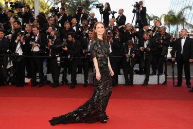 Festival di Cannes 2016: Jullianne Moore posa per i fotografi sul red carpet