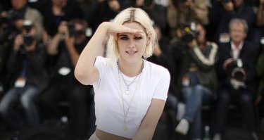 Cafe Society: Kristen Stewart di fronte ai fotografi di Cannes 2016