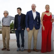 Cafe Society: Wooody Allen circondato da Blacke Lively, Corey Stoll, Kristen Stewart e Jesse Eisenberg a Cannes