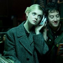 How To Talk To Girls At Parties: Elle Fanning e Alex Sharp nella prima foto dal film