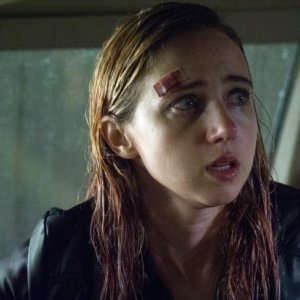 There Are Monsters: un primo piano di una spaventata Zoe Kazan