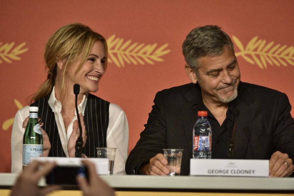 Monstro do dinheiro: Heroge Clooney e Julia Roberts durante a conferência