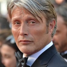 Cannes 2016: un primo piano di Mads Mikkelsen sul red carpet di Loving 