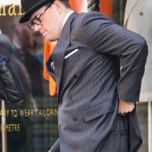 Kingsman: The Golden Circle - Channing Tatum sfila il telefono dal costume