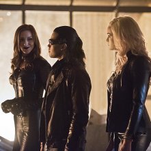 The Flash 2: foto di gruppo per Katie Cassidy (Black Siren), Carlos Valdes (Reverb) e Danielle Panabaker (Killer Frost)