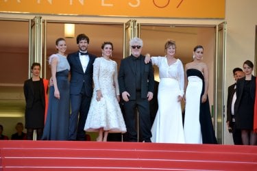 Cannes 2016: un immagine di Pedro Almodóvar, Emma Suárez, Adriana Ugarte, Daniel Grao sul red carpet di Julieta