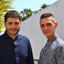 Cannes 2016: Josciua Algeri e Claudio Giovannesi al photocall di Fiore