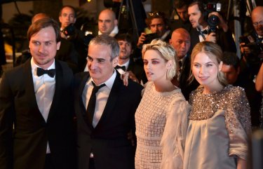 Cannes 2016: Kristen Stewart, Olivier Assayas, Lars Eidinger e Sigrid Bouaziz sul red carpet di Personal Shopper