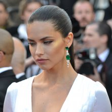 Cannes 2016: Adriana Lima sul red carpet di Julieta