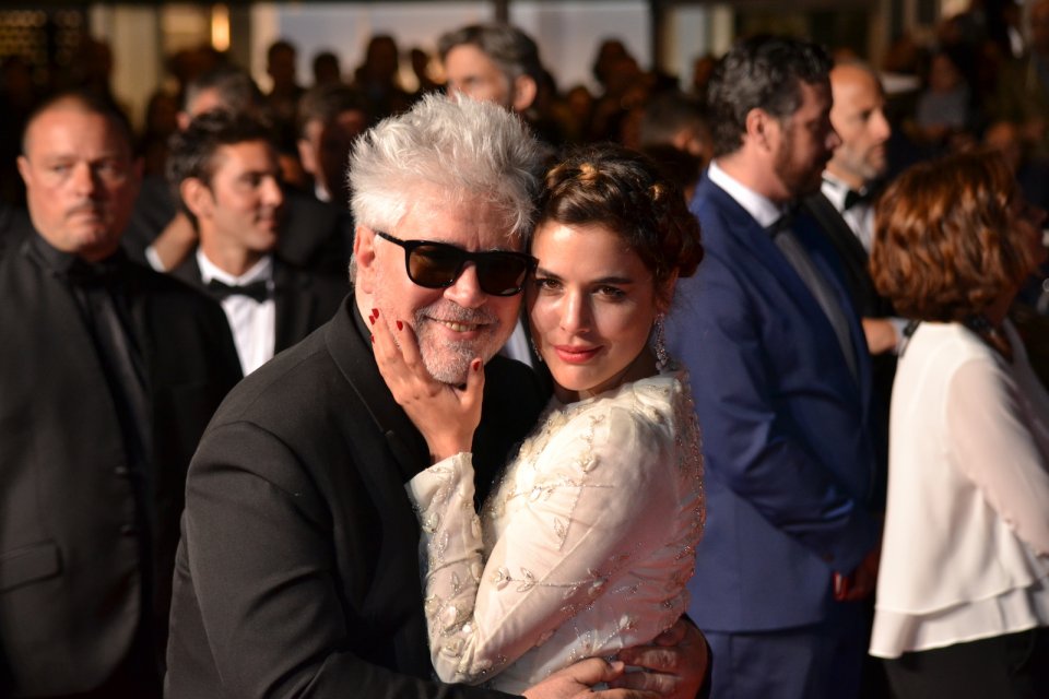 Cannes 2016: Pedro Almodóvar e Adriana Ugarte in uno scatto sul red carpet di Julieta