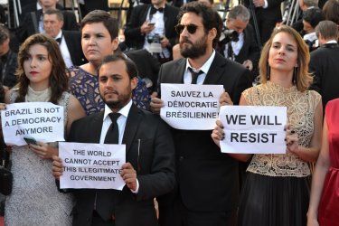 Cannes 2016: Immangine di protesta dal tappeto rosso del film Aquarius