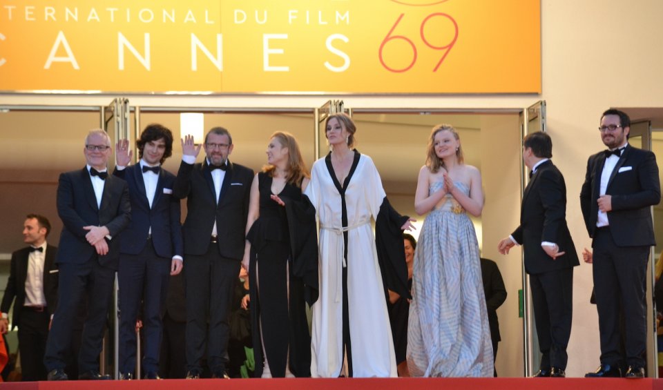 Cannes 2016: uno scatto di Cristian Mungiu, Maria Drägus, Malina Manovici, Rares Andrici, Adrian Titieni sul red carper per Bacalaureat