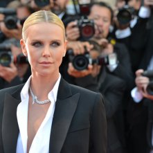 Cannes 2016: un immagine di Charlize Theron sul red carpet di The last Face