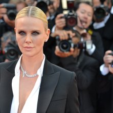 Cannes 2016: Charlize Theron posa sul red carpet di The last Face