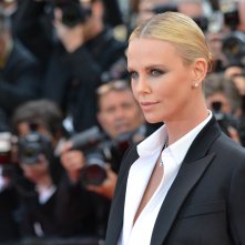 Cannes 2016: la bellissima Charlize Theron sul red carpet di The last Face
