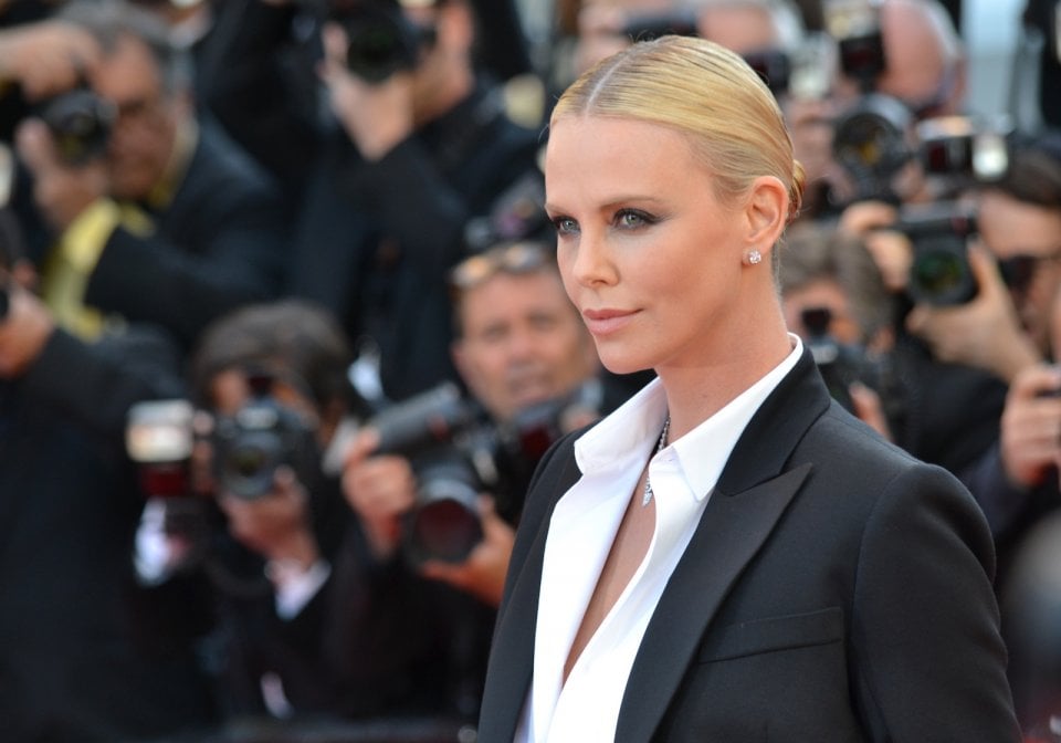 Cannes 2016: la bellissima Charlize Theron sul red carpet di The last Face