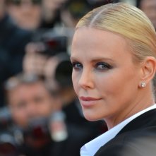 Cannes 2016: un primo piano di Charlize Theron sul red carpet di The last Face