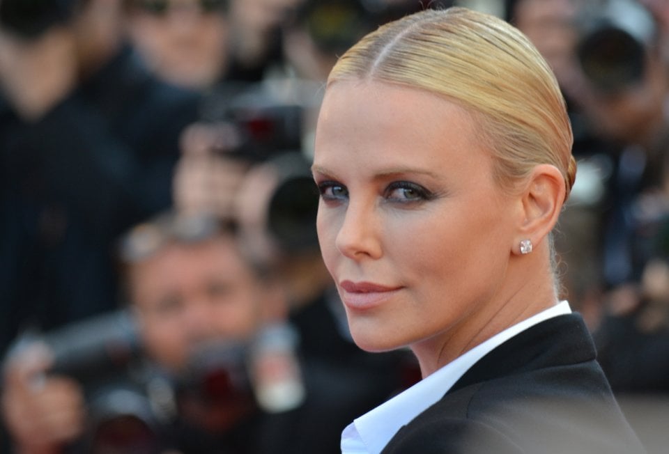 Cannes 2016: un primo piano di Charlize Theron sul red carpet di The last Face