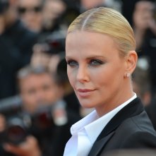 Cannes 2016: Charlize Theron sul red carpet di The last Face